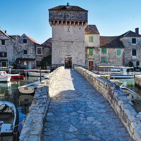 Gorgeous Home In Kastel Gomilica With Wifi คาชเตลา ภายนอก รูปภาพ
