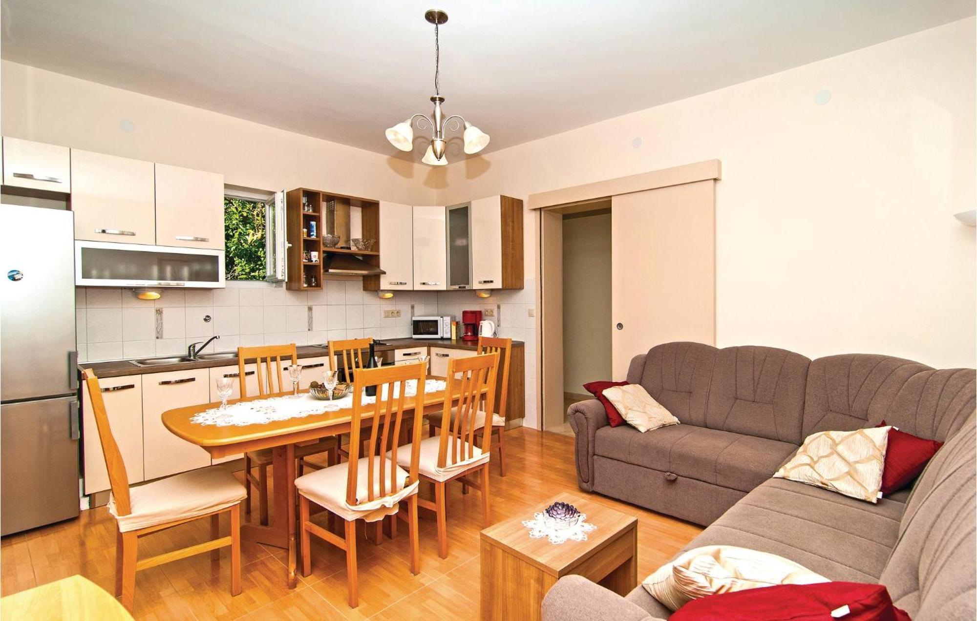 Gorgeous Home In Kastel Gomilica With Wifi คาชเตลา ภายนอก รูปภาพ