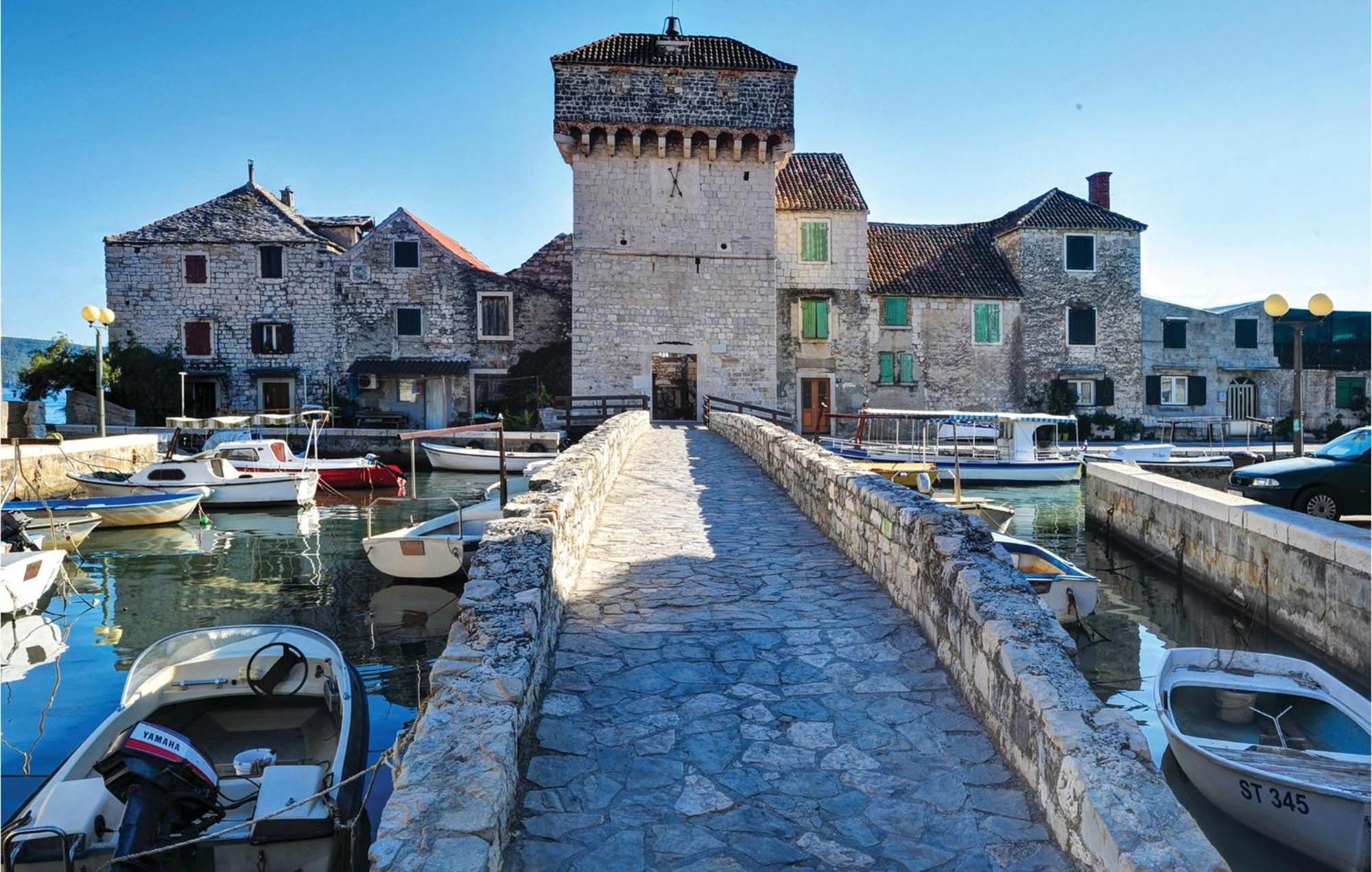Gorgeous Home In Kastel Gomilica With Wifi คาชเตลา ภายนอก รูปภาพ